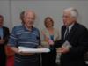 Il Presidente Vale premia il dott. Bernardis Presidente del Circolo Filatelico Tarcentino 