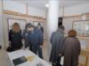Pubblico e bacheche con le collezioni esposte