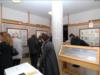 Pubblico e bacheche con le collezioni esposte