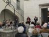 Il cortile di Palazzo Elti e il pubblico presente durante la presentazione della Mostra e del Libro 